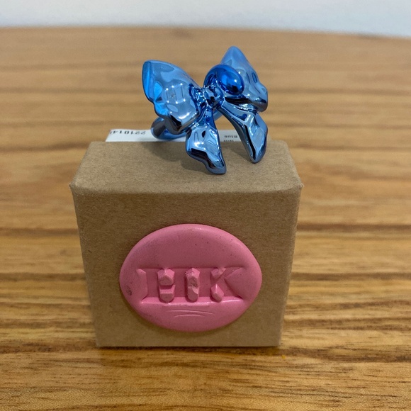 New In Box Hugo Kreit exclusive style baby blue metallic bow ring - Picture 1 of 9